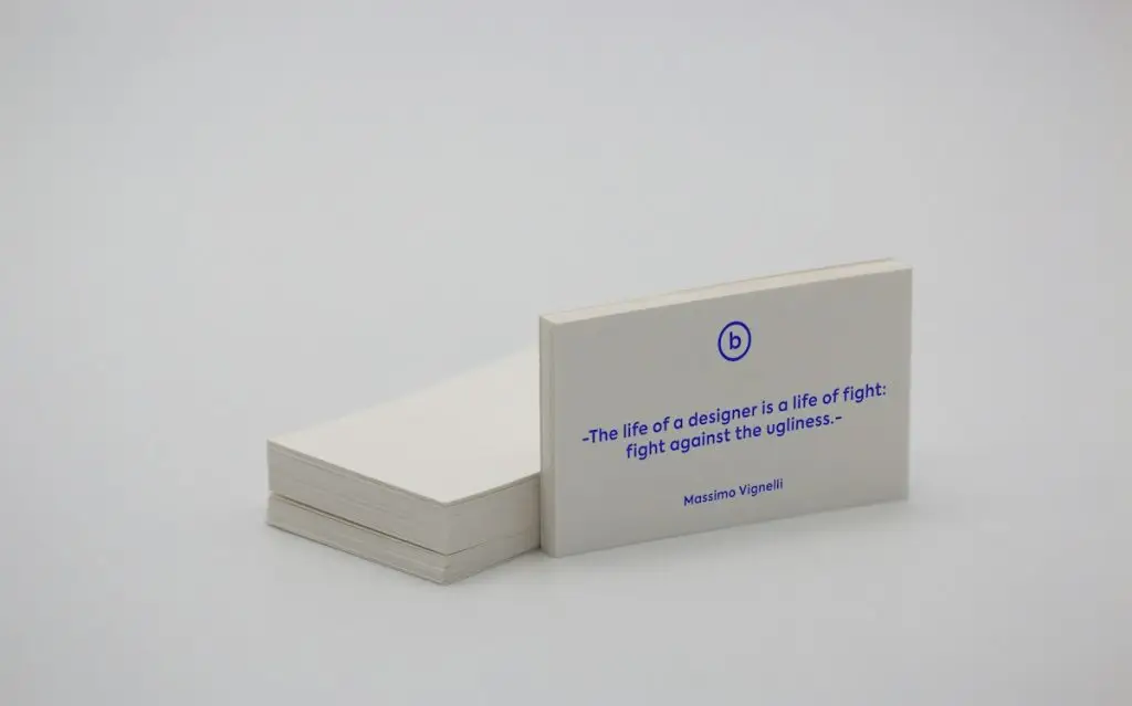 Uma referência de como apresentar uma identidade visual aplicada a cartões e materiais de papelaria. Foto de Brando Makes Branding, Unsplash.