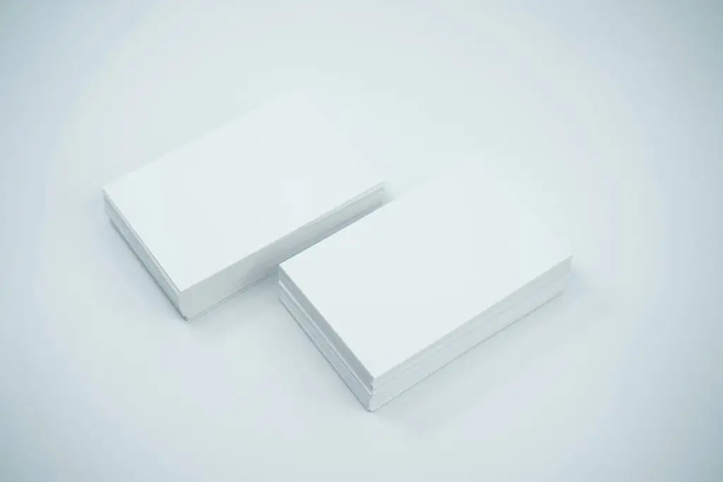 Uma composição de cartões que ilustra como valorizar o formato e o espaço reservado para a identidade da marca. Foto de Mediamodifier, Unsplash.